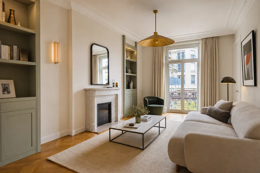 Illustration générée par IA : séjour rénové en gamme Confort, parquet chêne à bâtons rompus et rangements sur-mesure