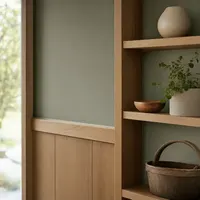 Murs & menuiseries en gamme Confort : Soubassement bois, couleur, rangements chêne (visuel généré par IA)