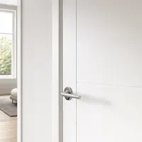 Murs & menuiseries en gamme Essentielle : Peinture blanche, portes standard (visuel généré par IA)