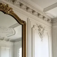 Murs & menuiseries en gamme Prestige : Moulures restaurées, miroir doré (visuel généré par IA)