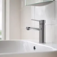 Robinetterie en gamme Essentielle : Mitigeur chromé, vasque céramique (visuel généré par IA)