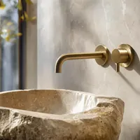 Robinetterie en gamme Prestige : Laiton brossé, pierre naturelle (visuel généré par IA)