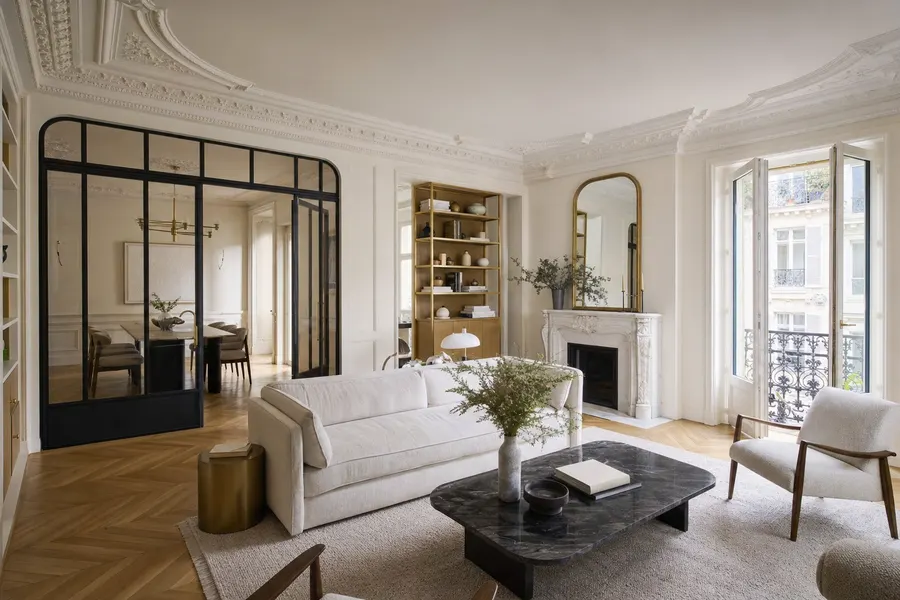Illustration générée par IA : séjour haussmannien rénové en gamme Prestige, moulures, parquet point de Hongrie et verrière