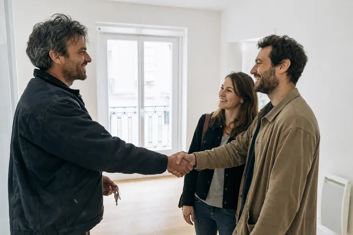 Illustration IA : remise des clés à un couple dans un séjour rénové